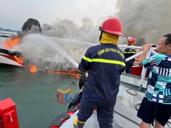 Tàu cao tốc Vân Đồn - Quan Lạn bốc cháy, 5 thuyền viên nhảy xuống biển thoát thân