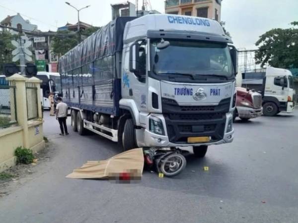 Nữ sinh viên năm cuối đại học tử vong thương tâm do va chạm với xe tải tại Hà Nội