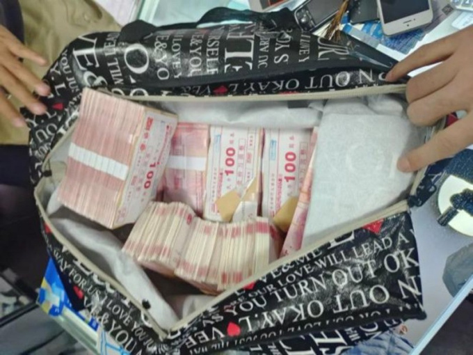 Khám nhà đối tượng lừa đảo, phát hiện 20 tỷ tiền mặt và vàng chất đống