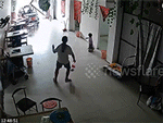 Chị gái nhanh chân cứu thoát em gái khi 'xe điên' lao vào nhà