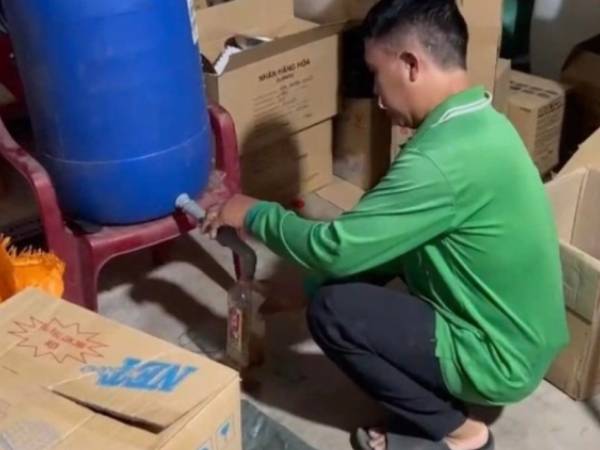 Ớn lạnh trước hiện trường làm nước mắm bẩn không rõ nguồn gốc của đối tượng ở Châu Đốc, An Giang