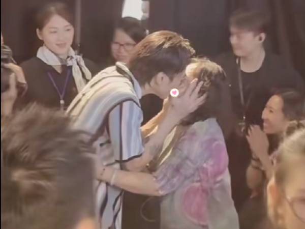 Hôn môi mẹ ở tuổi 30, Soobin Hoàng Sơn khiến dân mạng tranh cãi dữ dội vì hành động 'khó hiểu'