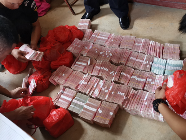 Bí mật động trời sau cánh cửa nhà cấp 4: Hàng chục tỷ đồng tiền mặt chôn khắp vườn, 6kg vàng giấu trong chuồng gà