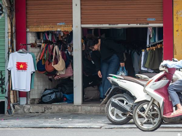 Cửa hàng ở Hoàn Kiếm, Ba Đình buôn bán kiểu lạ lùng, khách luồn qua khe cửa