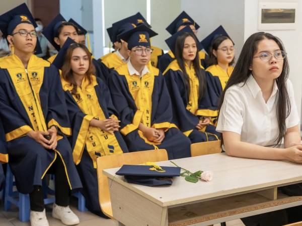 Chiếc ghế trống trong ngày nhận bằng tốt nghiệp khiến người có mặt bật khóc
