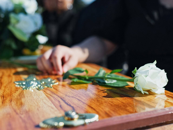 Cụ bà U90 bất ngờ 'sống lại' ngay trong quan tài