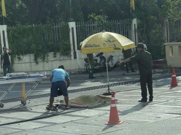 Nữ nhân viên đường sắt bị xe tải đâm tử nạn khi đang làm việc