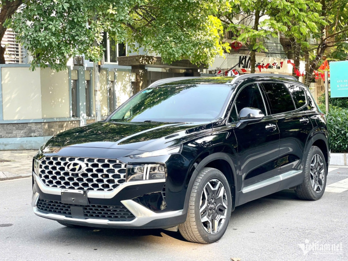 Vì sao Hyundai Santa Fe form cũ siêu giữ giá, phiên bản mới lại liên tục ế ẩm?
