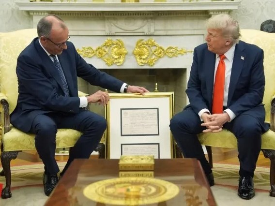 Thủ tướng Đức tặng Tổng thống Mỹ Trump bản sao giấy khai sinh của ông nội
