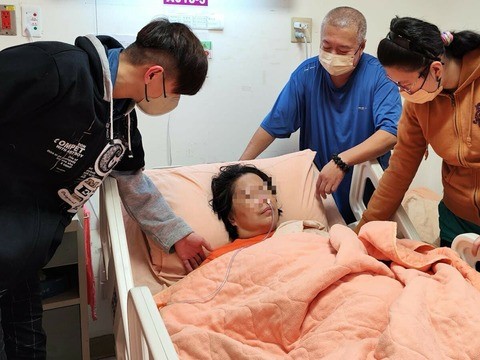 Người phụ nữ đột quỵ sau khi gội đầu vào mùa hè! Cảnh báo: Sau 60 tuổi, khi gội đầu cần ghi nhớ “4 không”