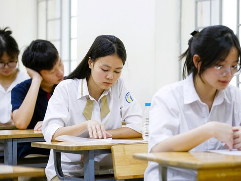Gần 103.000 thí sinh Hà Nội bước vào môn thi đầu tiên, giành suất lớp 10