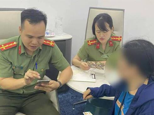Cụ bà mang 763 triệu tiền tiết kiệm đến trụ sở MBBank để chuyển khoản cho con rể mua nhà: Giao dịch viên dừng thủ tục, lập tức báo công an
