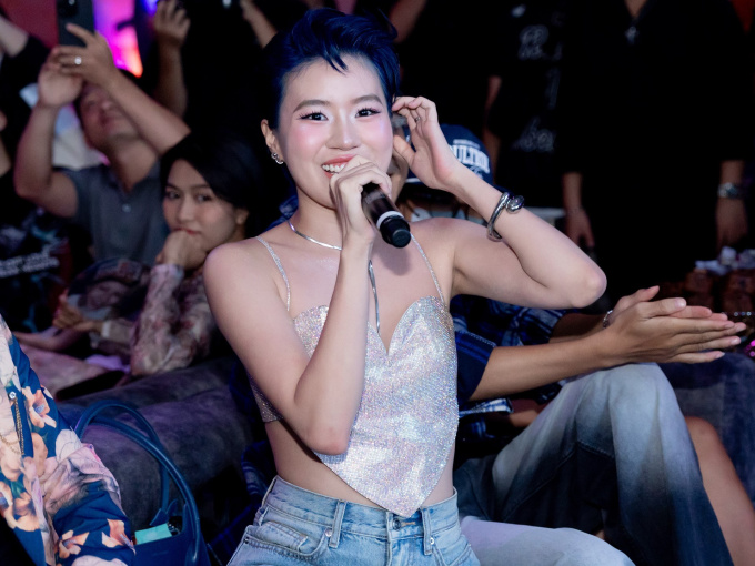 Pháo mặc bốc lửa đến mừng rapper Ricky Star
