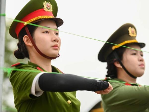 Cận cảnh những 'bông hoa thép' luyện tập diễu binh, diễu hành trên thao trường