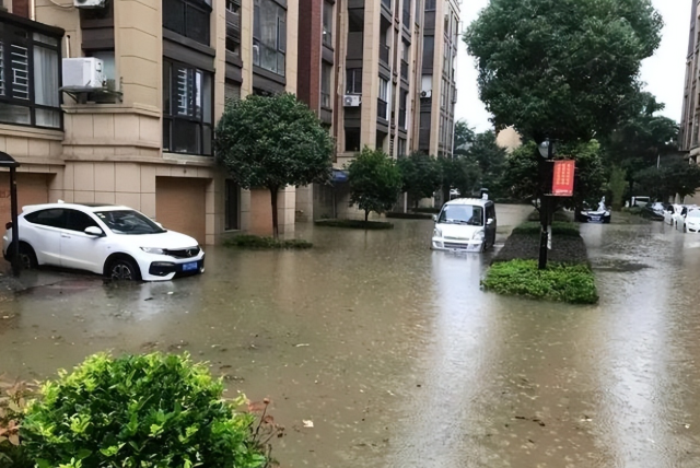 Tưởng lời vì mua nhà tầng 1 có sân, ai ngờ chỉ một trận mưa đầu mùa khiến tôi thiệt hại cả chục triệu!