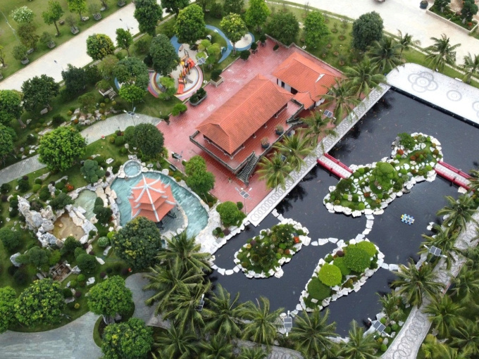 Mặc lệnh phá dỡ, biệt phủ được cho là của đại ca giang hồ vẫn sừng sững bên bờ sông Mã