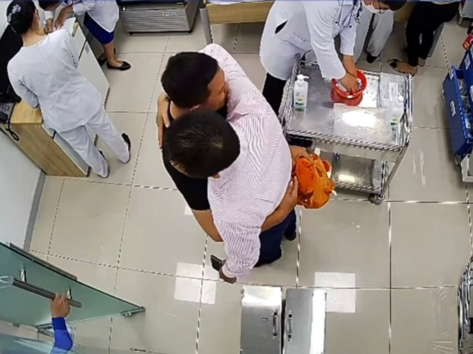 'Bác sĩ ơi, xin hãy cứu con tôi': Tiếng gào xé lòng của người cha ôm con trai đang co giật khiến ai nấy nghẹt thở