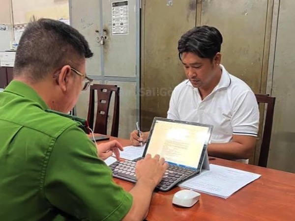 Lời khai của người đàn ông chở 2 trẻ em, chặn ô tô đập phá giữa phố