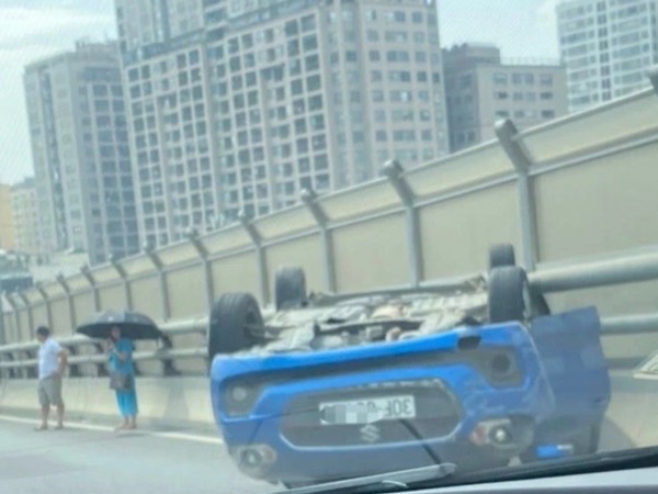 Hà Nội: Sau va chạm, ô tô con lật ngửa trên đường vành đai 2