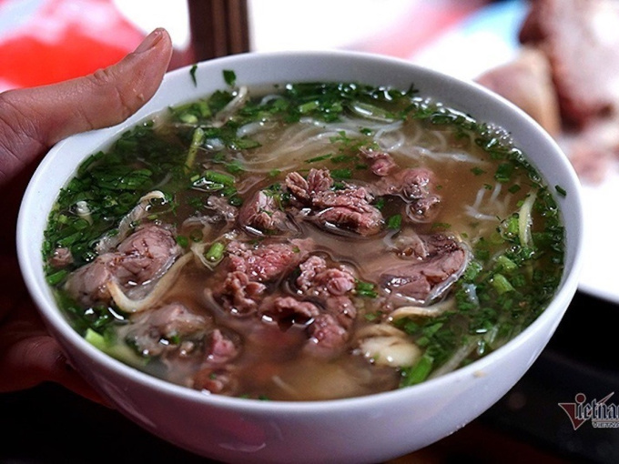 Bát bún, phở đồng loạt tăng 5.000 đồng, chủ quán nói do hành, thịt, cua đều gánh thêm thuế