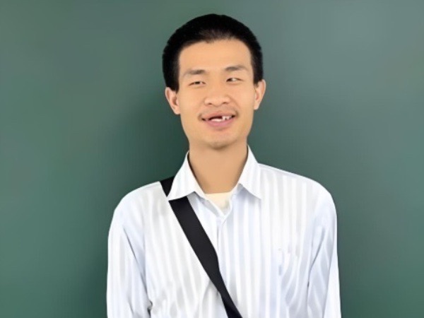 Thần đồng Toán học nổi tiếng đăng video trên MXH, ai xem cũng hốt hoảng: Răng anh bị làm sao vậy?