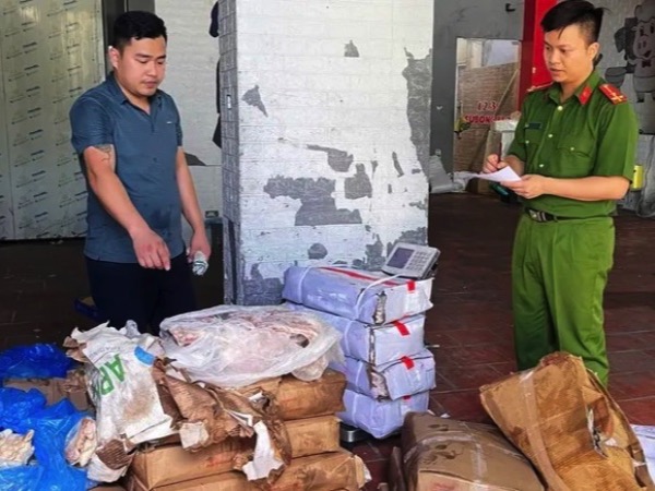 Cảnh sát phát hiện gần 9 tấn thịt đông lạnh không rõ nguồn gốc ở Ninh Bình