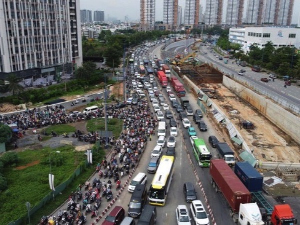 Ùn ứ giao thông nghiêm trọng sau khi cấm xe vào đường dẫn cao tốc TP HCM - Long Thành - Dầu Giây