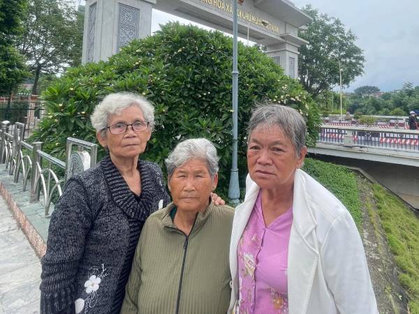 3 bà bạn thân U80 dẫn nhau du lịch khắp nơi, kể kỷ niệm 'tím tái' leo Fansipan