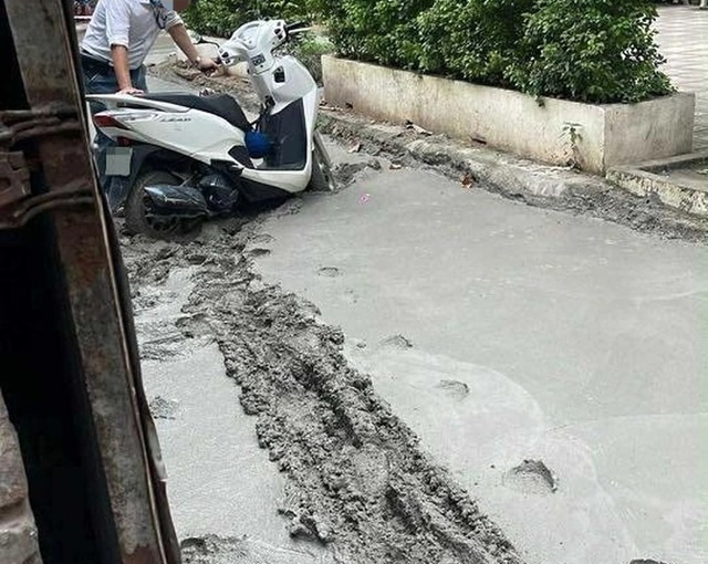 Bất chấp cảnh báo, người đàn ông ở Hà Nội lao xe vào ngõ mới đổ bê tông rồi… không thoát ra nổi