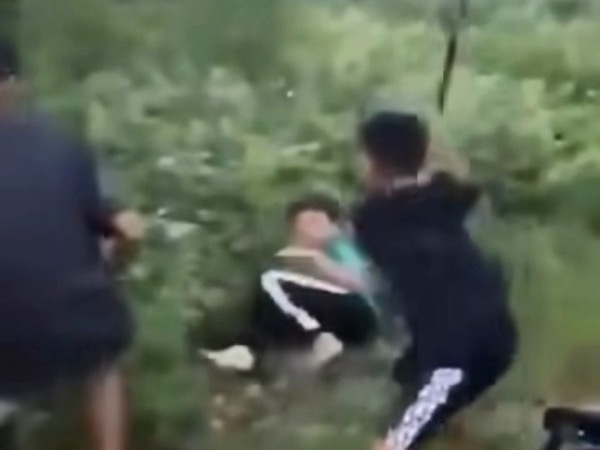 Lời khai của nhóm nam sinh đánh bé trai dã man dù nạn nhân quỳ gối xin tha