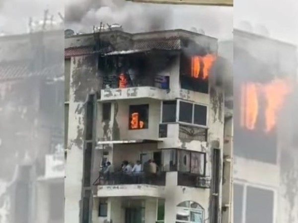 Lửa cháy bao chùm cả tòa nhà, ba bố con ôm nhau lao từ tầng 9 xuống đất tử vong