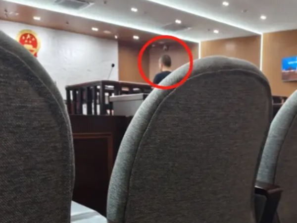 Quá chén, streamer khoe những thứ 'không nên khoe' cho fan xem rồi 'bay luôn' cả sự nghiệp
