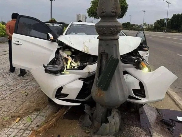 Ô tô biến dạng khi tông trụ đèn, 3 người nhập viện