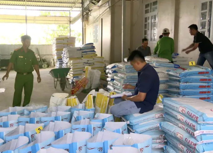 Phơi bày chiêu thức sản xuất hàng chục tấn thức ăn cho tôm giả
