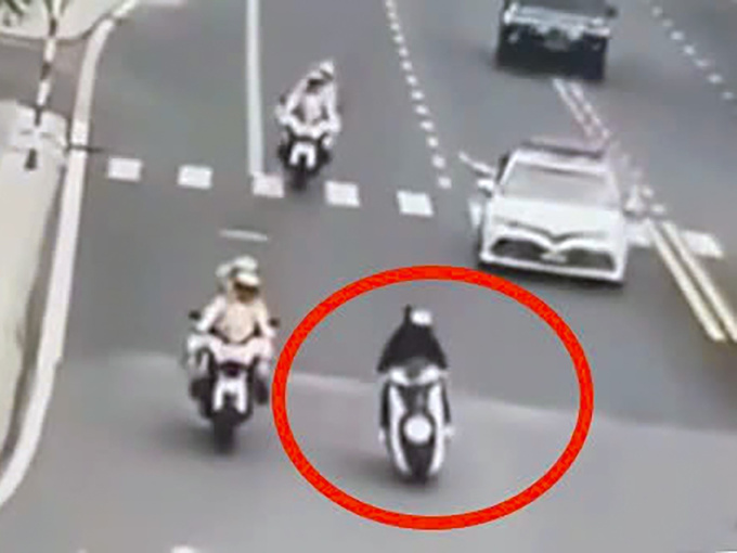 Tài xế xe SH ngang nhiên chen lấn, vượt lên đoàn xe ưu tiên