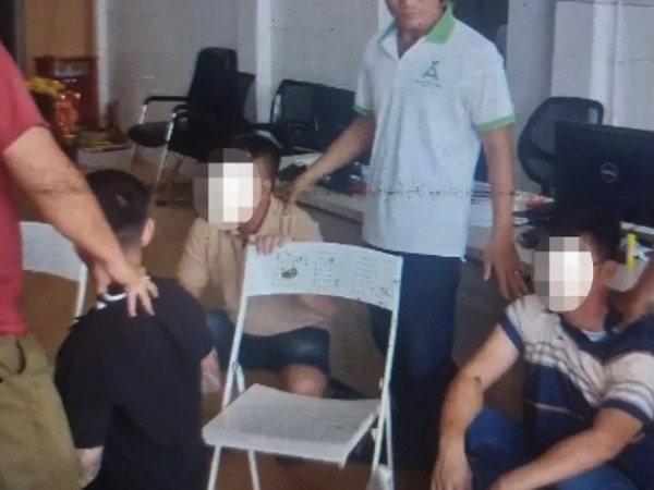 Nhiều cảnh sát ập vào văn phòng công chứng ở Bình Dương bắt nhóm nghi lừa đảo