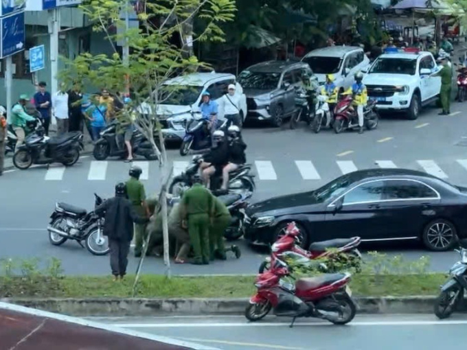 Xác minh clip người đàn ông chạy SH chặn xe, đập phá ô tô Mercedes