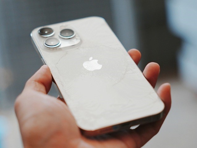 iPhone 13 Pro sau 2 năm: Mặt lưng vỡ nát, pin còn 82%, không muốn lên đời nhưng có thể phải nghĩ lại vì iOS 26