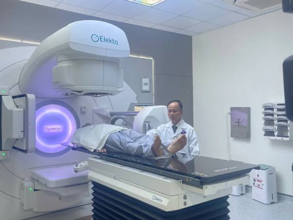 Bệnh viện K quá tải: Máy xạ trị 'cày' 23 tiếng/ngày, bệnh nhân ung thư mòn mỏi chờ đợi