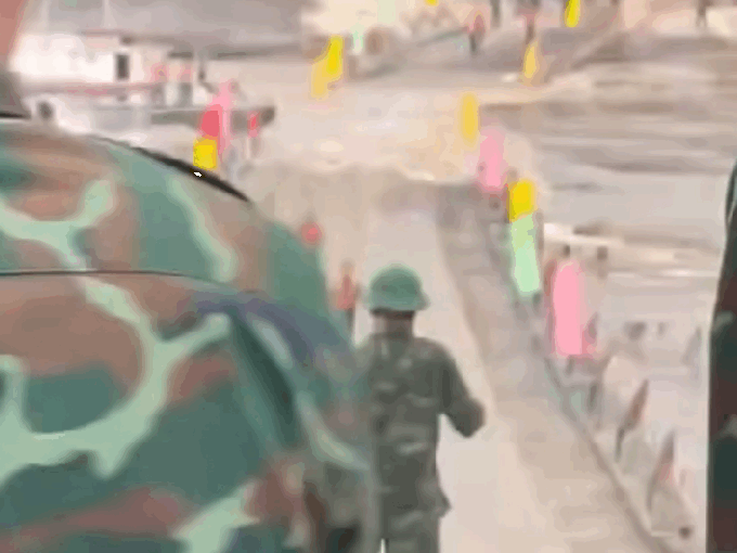 VIDEO: Quân đội 'cắt' cầu phao Phong Châu khẩn cấp