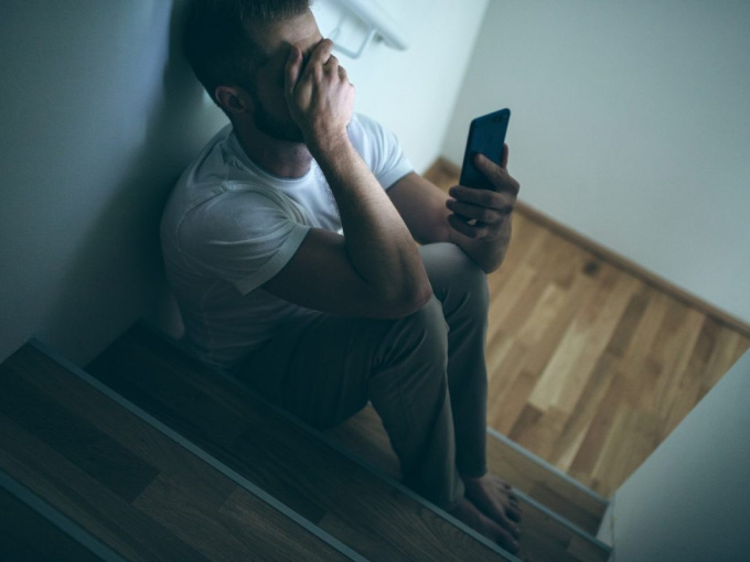 Lướt mạng xã hội, người đàn ông bất ngờ phát hiện vợ mình có chồng mới
