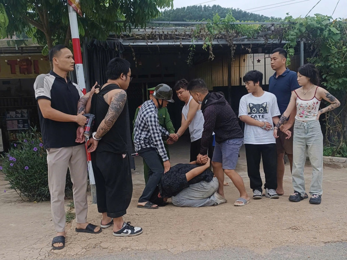 4 người nước ngoài xịt hơi cay, cướp ô tô trên cao tốc Bắc - Nam