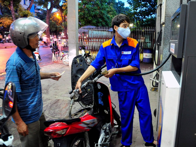 Giá xăng dầu dồn dập tăng lần thứ 3 liên tiếp, RON 95 tiến lên mốc mới