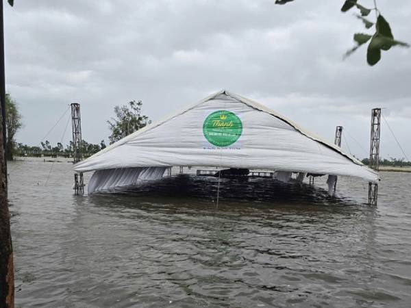 Chú rể Quảng Nam thẫn thờ nhìn rạp cưới ngập lưng chừng vì mưa lớn