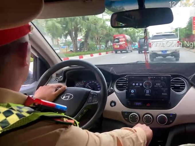 Clip kịch tính bên trong khoang lái của trung tá công an đưa người đột quỵ đi cấp cứu
