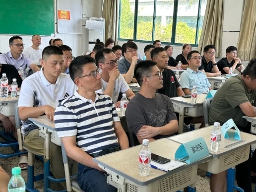 Giáo viên đứng lớp 40 năm nói thẳng: Không tâm linh nhưng nhìn dáng ngồi của cha mẹ khi đi họp phụ huynh, biết ngay con họ giàu sang hay lận đận