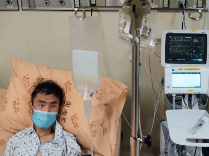 Chàng trai 23 tuổi tiểu ra máu, suýt mất mạng vì mê loại đồ uống nhiều người trẻ không có là 'bứt rứt trong người'