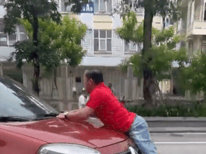 Va chạm giao thông, người đàn ông bám nắp capo suốt 100m ngăn đối phương rời đi