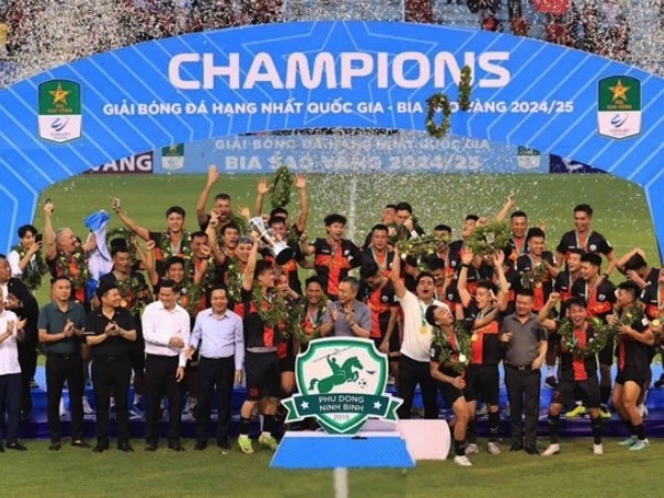Ninh Bình nâng cúp đầy cảm xúc, chờ derby với Nam Định ở V-League mùa tới