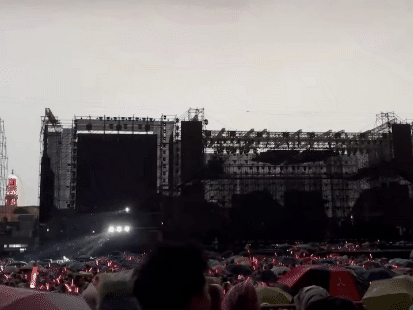 Mưa lớn đổ ập ngay khi concert D-6 vừa bắt đầu, Anh Trai Vượt Ngàn Chông Gai chẳng thua kém gì Anh Trai Say Hi!